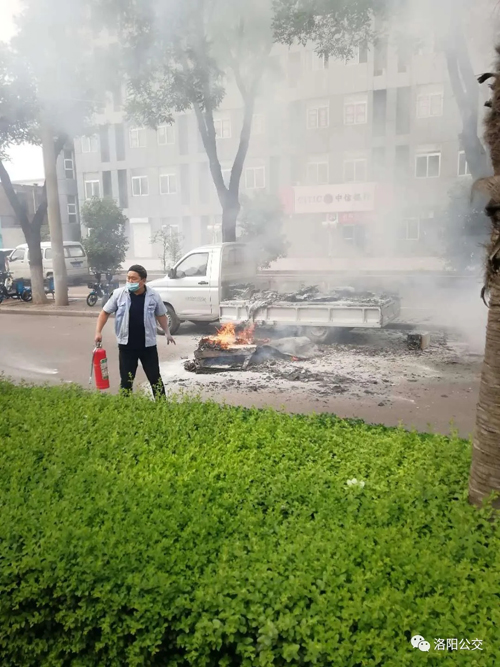 驚險(xiǎn)！高溫天小貨車“上火” 萬幸！路遇公交車長及時(shí)“滅火”